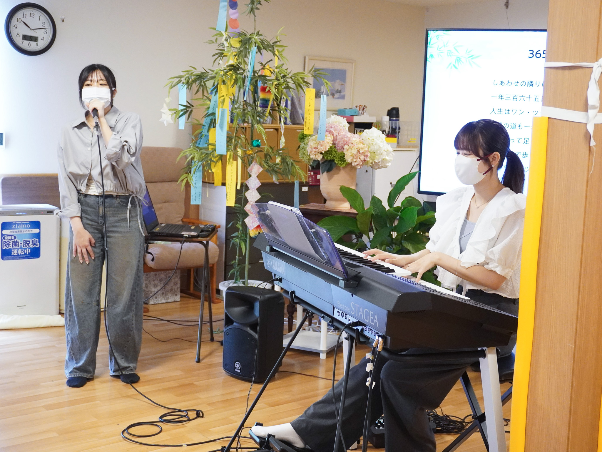 コンサートの様子：ご入居者様とメンバーが一緒に音楽を楽しんでいます